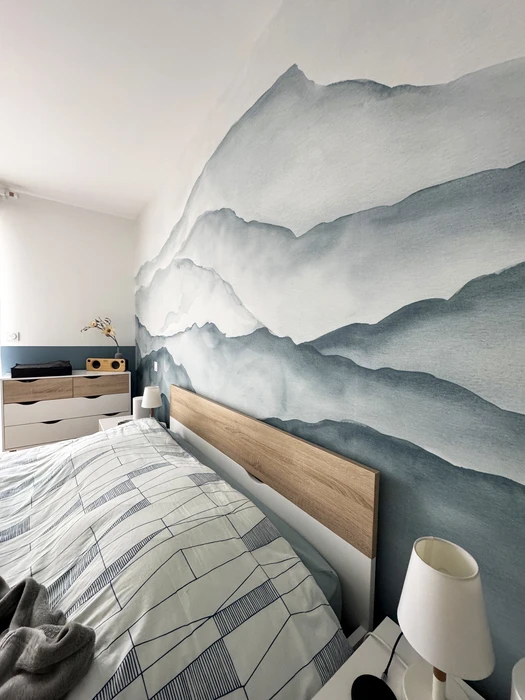 Chambre à coucher moderne avec lit double, tête de lit en bois clair