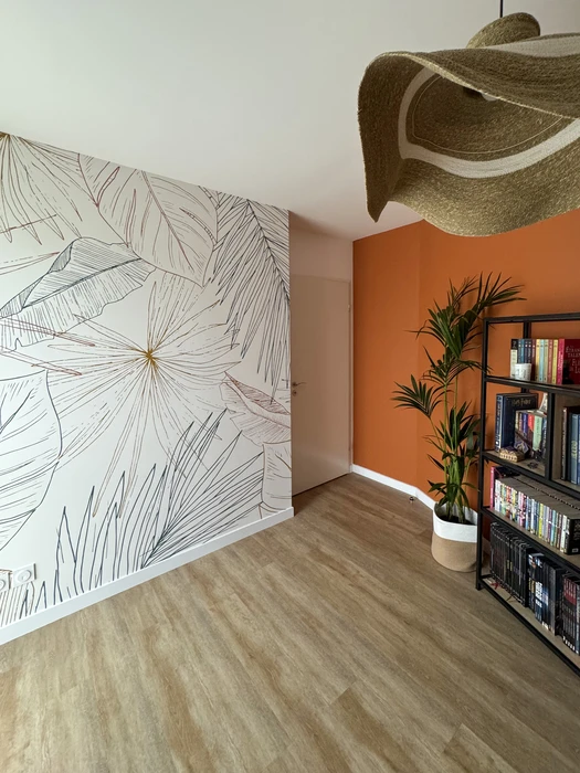 Pièce de vie moderne avec parquet stratifié ton chêne clair