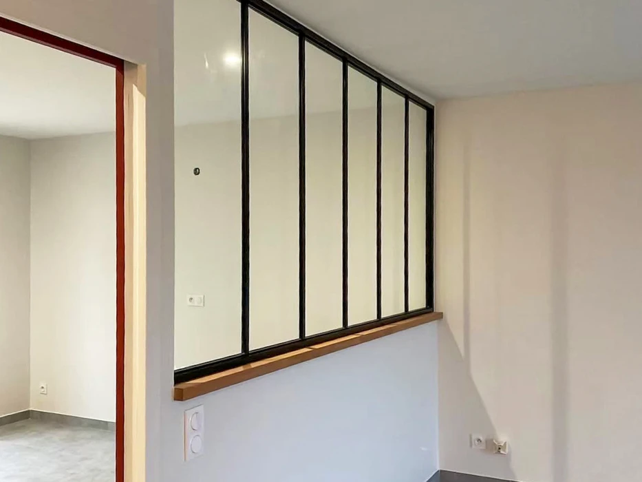 Intérieur résidentiel rénové, pièce vide sans mobilier