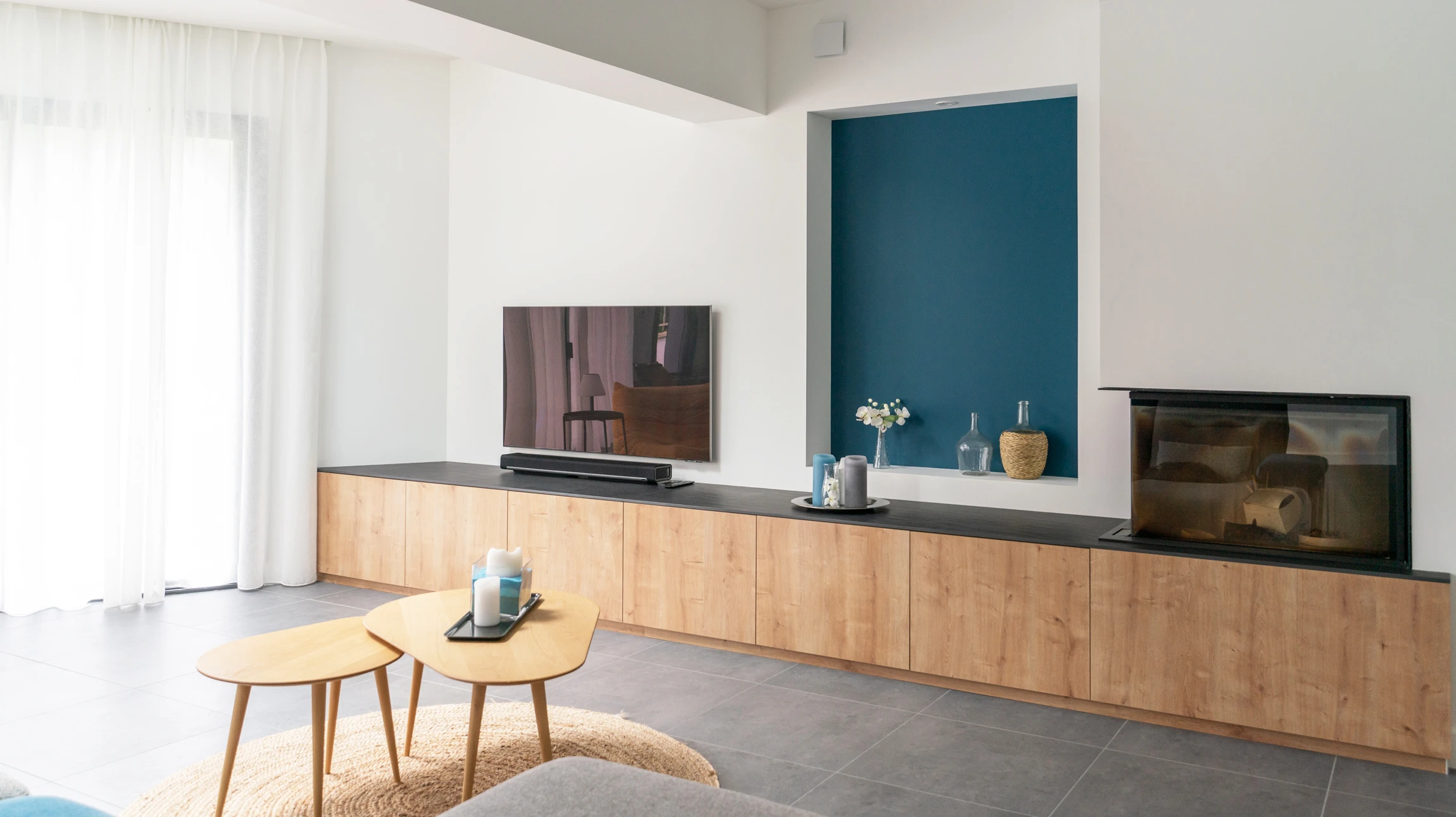 Ext&eacute;rieur de la maison moderne avec fa&ccedil;ade &eacute;clair&eacute;e et ciel cr&eacute;pusculaire vibrant, avec un design &eacute;l&eacute;gant et jardin paysager avant