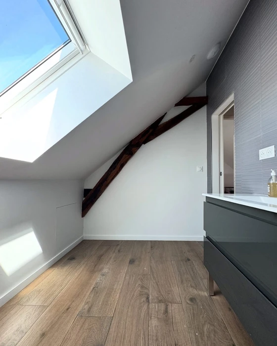 Intérieur résidentiel rénové, pièce vide sans mobilier