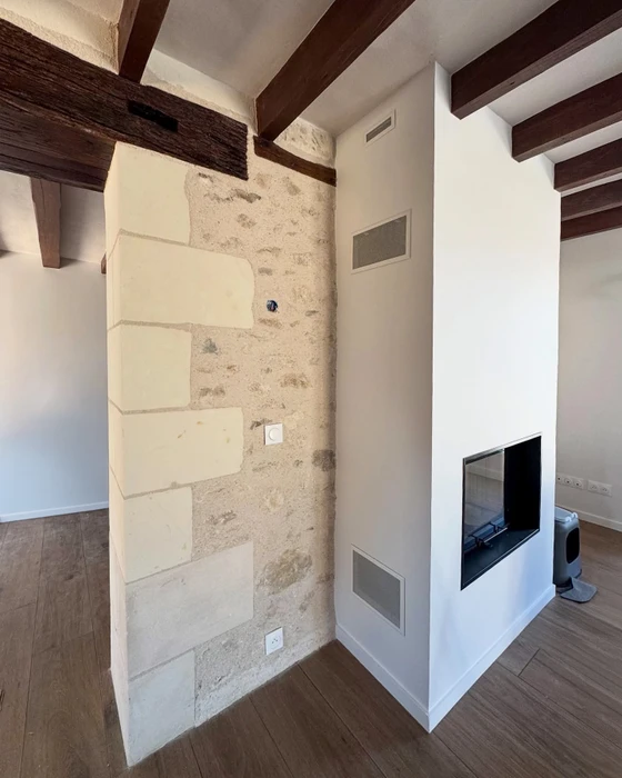 Intérieur résidentiel rénové, pièce vide sans mobilier