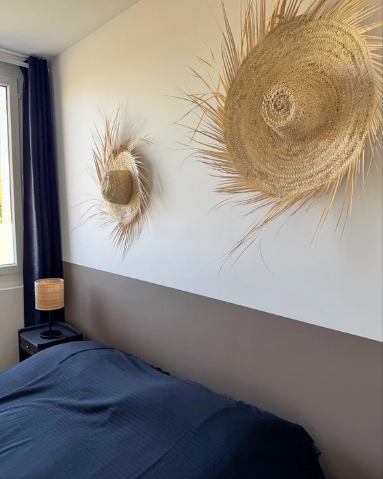 Intérieur d'un couloir avec un mur d'accent recouvert d'un papier peint intissé motif floral, coloris bleu nuit et or bronze