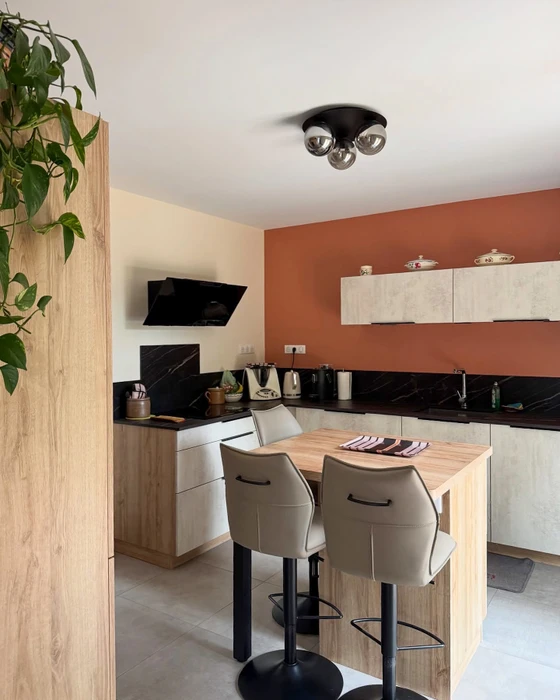 Intérieur résidentiel rénové, pièce vide sans mobilier