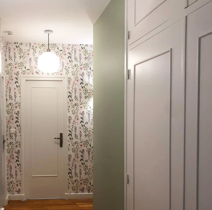 Couloir d'appartement haussmannien rénové, murs blancs, portes et plinthes laquées bleu canard