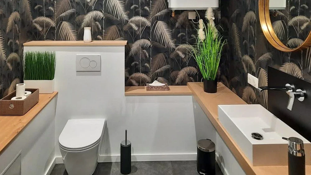 Couloir rénové avec papier peint fleuri motifs wisteria roses et feuillages verts sur fond blanc