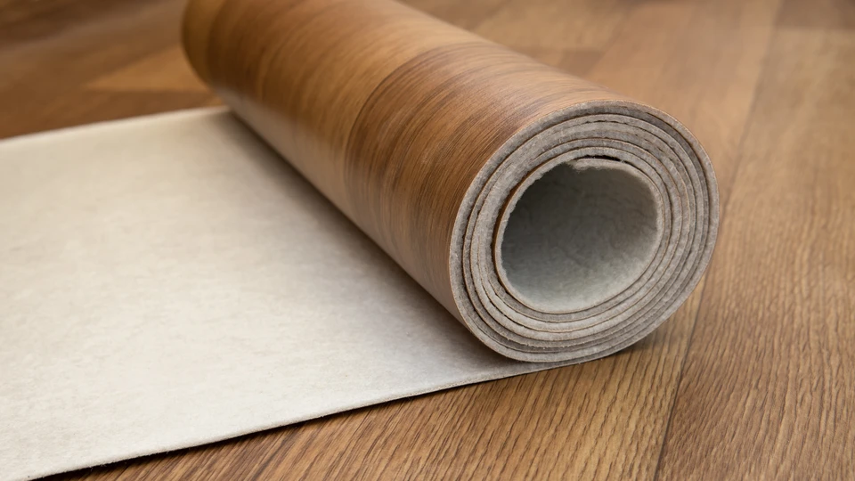 Intérieur résidentiel avec échantillons de moquettes colorées disposés en éventail sur parquet en chêne