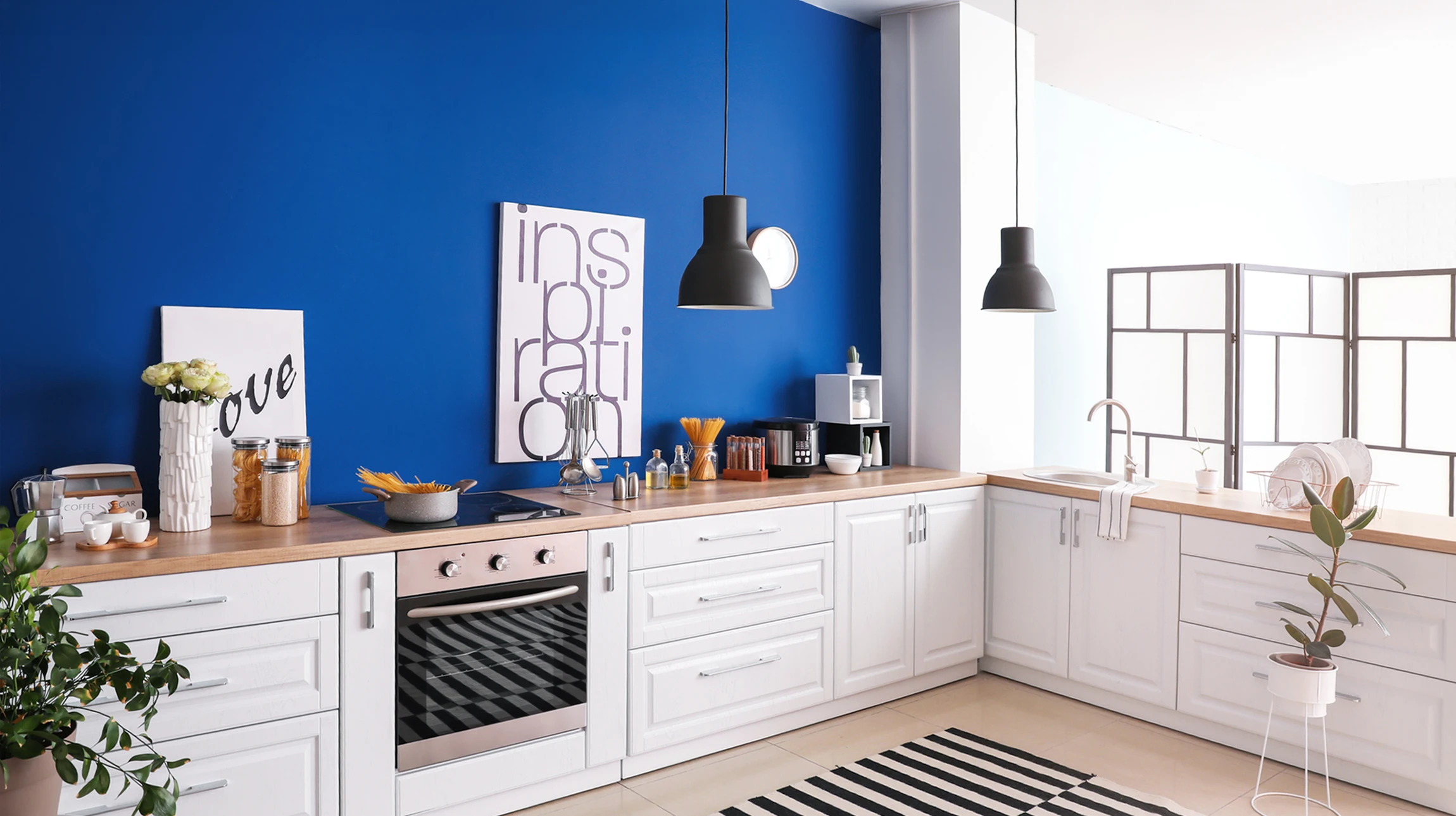 Scène d'intérieur montrant travaux de peinture en cours